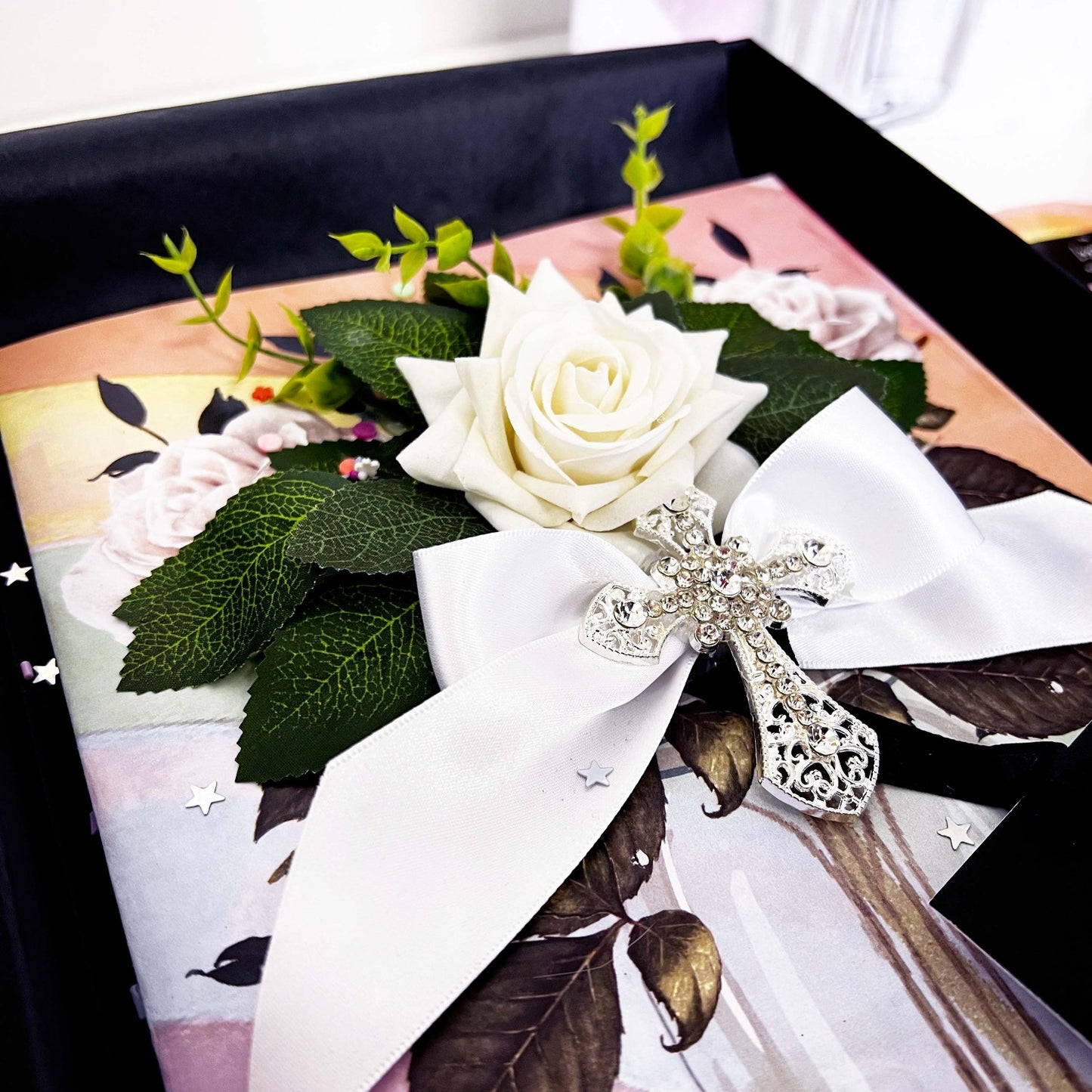 Tarjeta religiosa en caja con cruz de diamantes