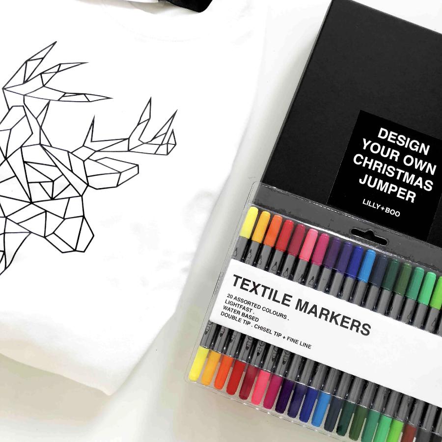 Los niños colorean su propio jersey navideño personalizado