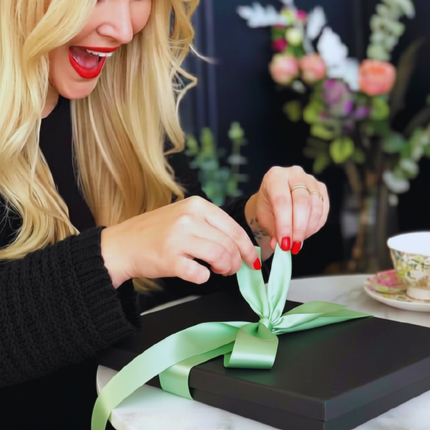Piedras natales de agosto de peridoto + tarjeta de regalo de cumpleaños en caja de regalo con flores 