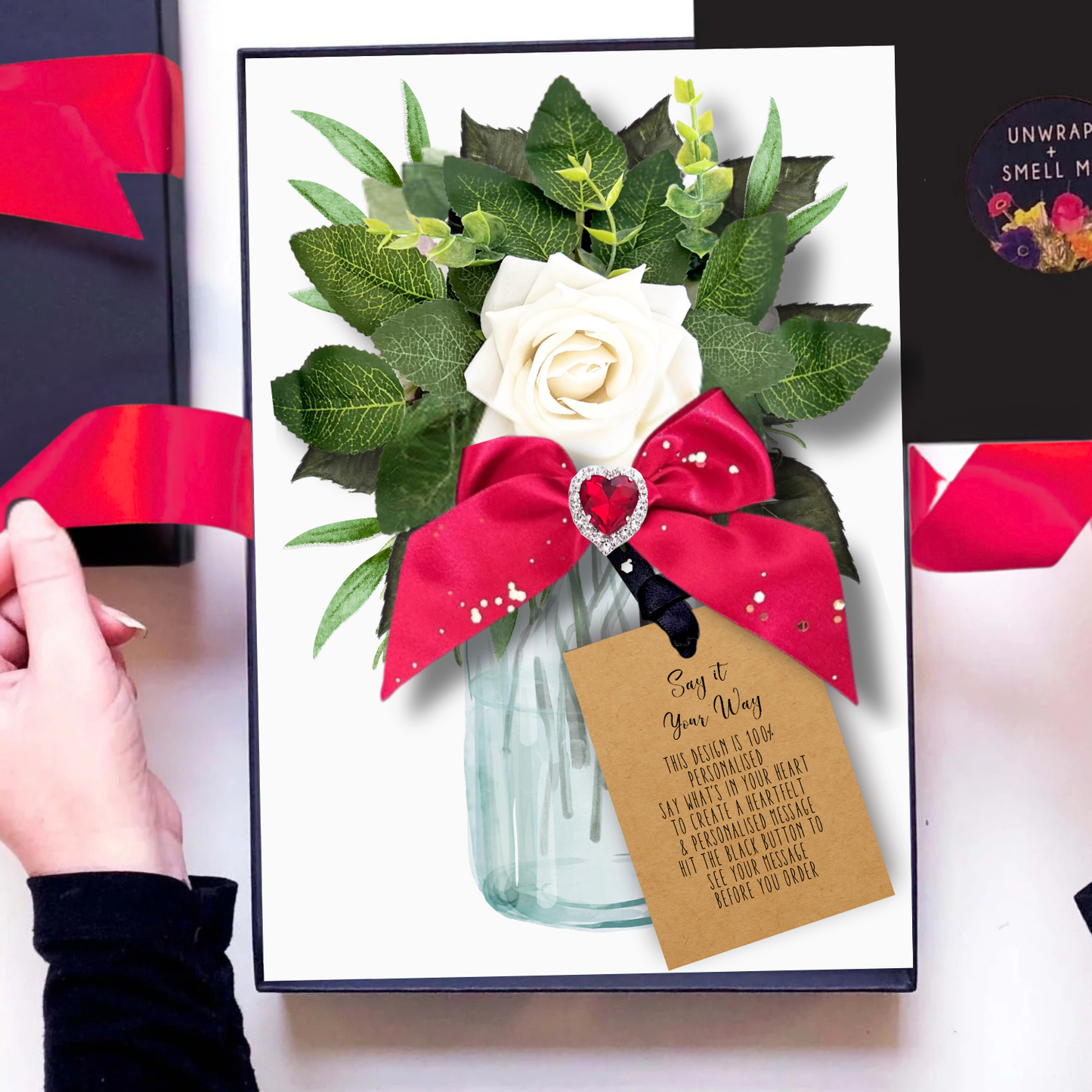 Corazón de amor con piedras preciosas rojas + tarjeta de regalo del día de San Valentín en caja con flores 