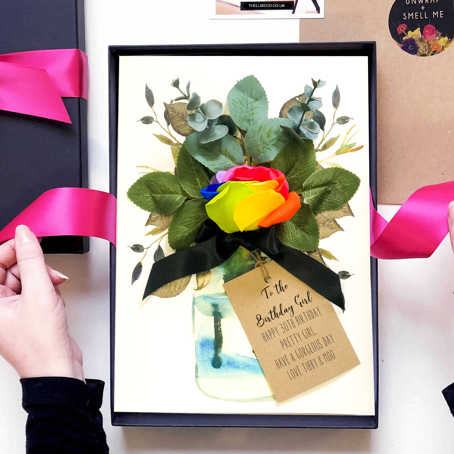 Tarjeta de cumpleaños de la rosa del arco iris | Tarjetas de cumpleaños gay  con rosas multicolores | El lujo Co – theluxeco.co.uk